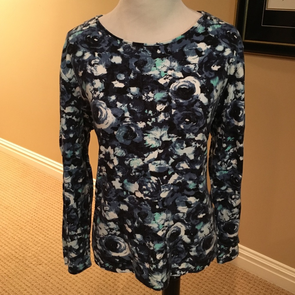 Beautiful floral design top. Very comfortable.